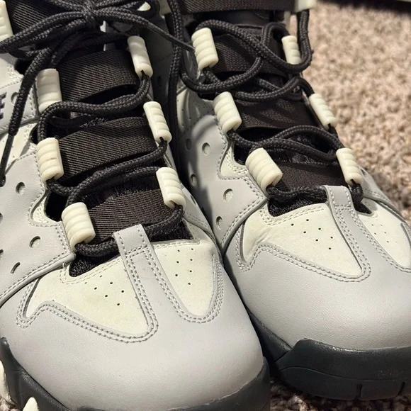 Nike Men’s Black and Gray Shoes - Picture 5 of 10